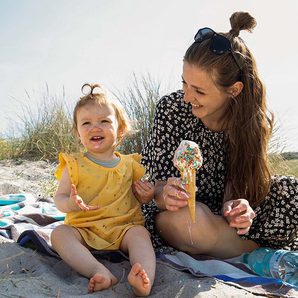 Barn og mamma á strondini