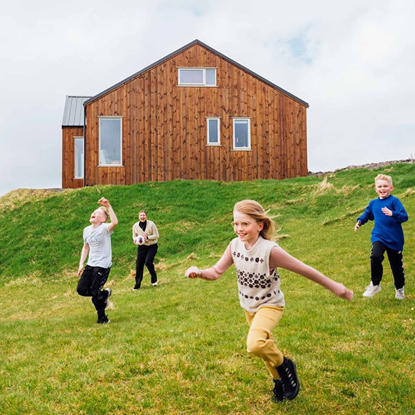 Sethús og børn spæla uttanfyri