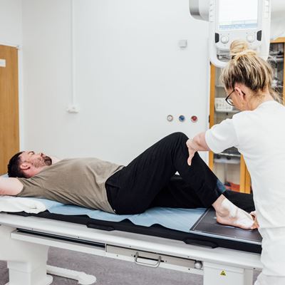 Viðgerðartrygd - maður kannar bein